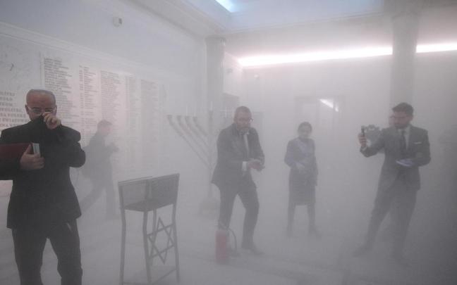 El diputado Grzegorz Braun apagando una janukiá. El diputado Grzegorz Braun apagando una janukiá.