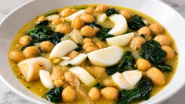 Garbanzos con huevo y espinacas.