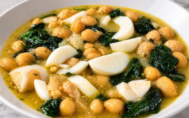 Garbanzos con huevo y espinacas.