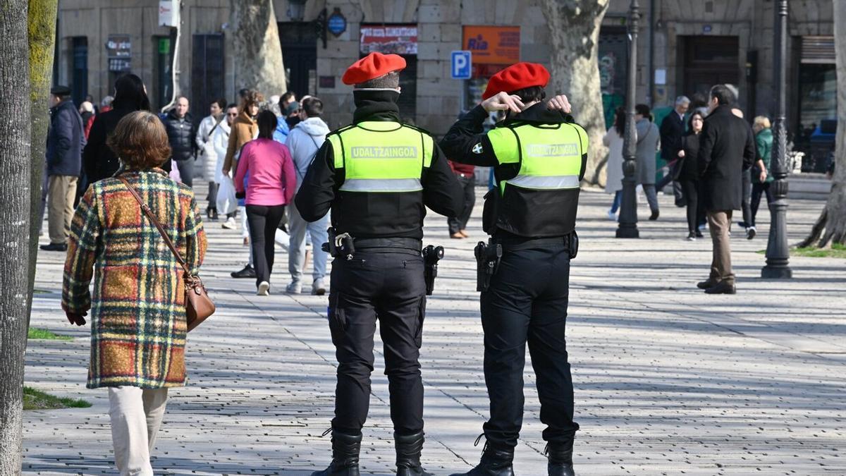 Dos agentes de la Policía Municipal patrullan por las calles de Bilbao