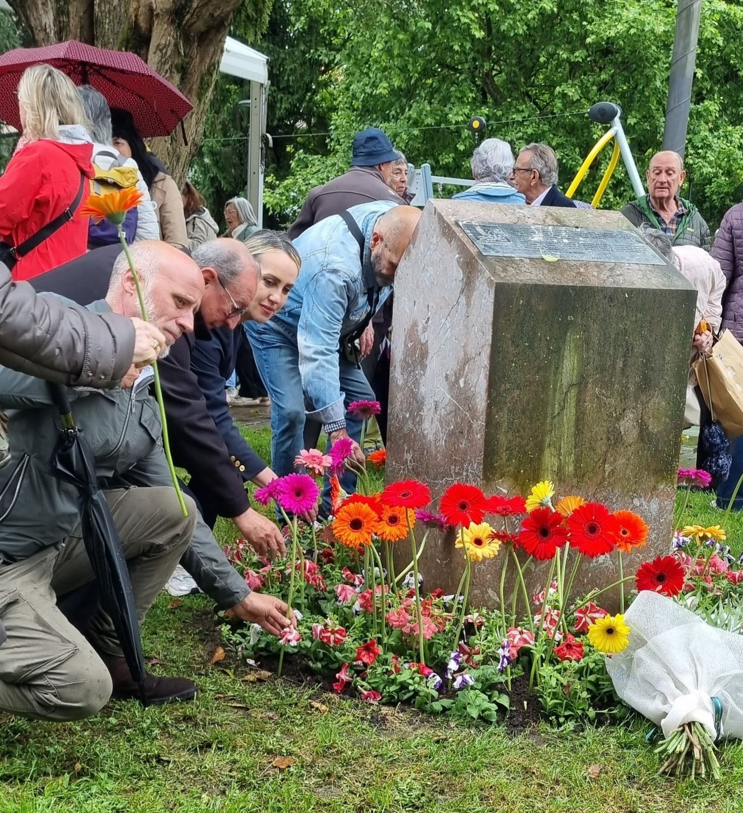 Concejales jeltzales en la ofrenda floral junto al monolito de Plazakoetxe