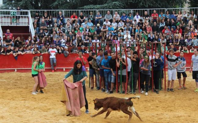 Jóvenes en el coso portátil de los sanjuanes en una imagen de archivo.