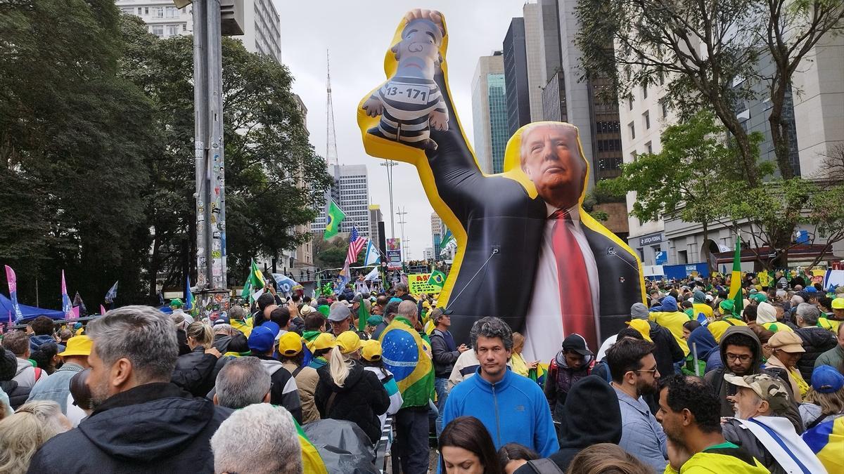 Manifestantes brindan su apoyo a Flavio Bolsonaro.