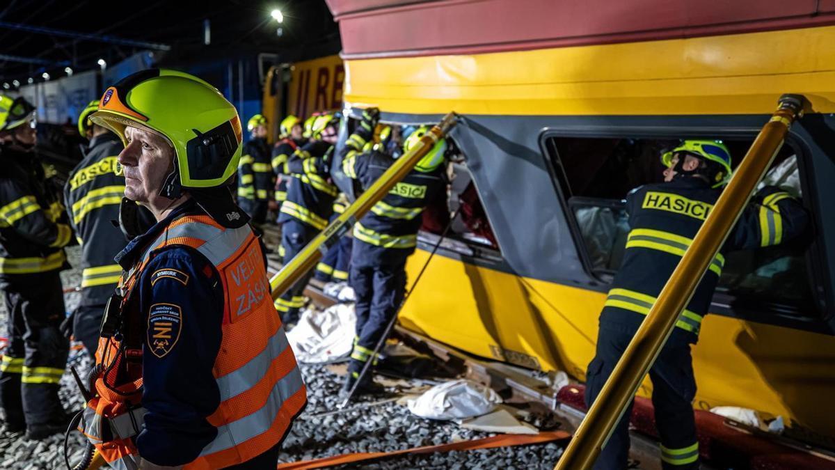 El choque de trenes ha dejado por el momento cuatro muertos.