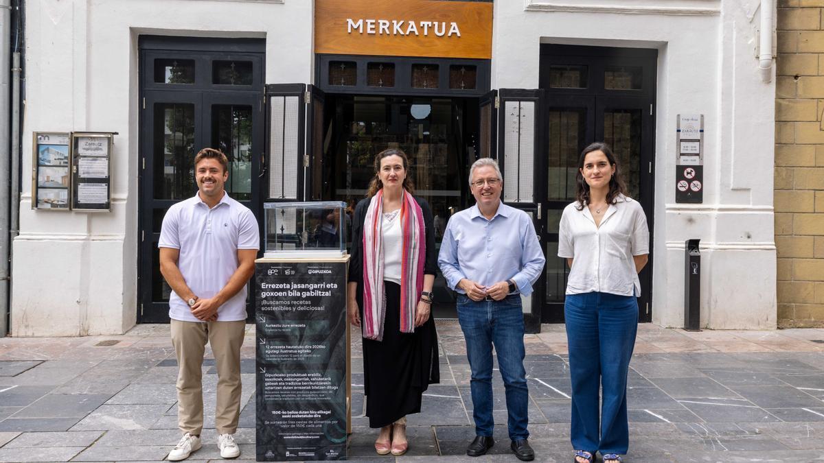 Inaxio Illarramendi, Begoña Rodríguez, José Ignacio Asensio y Paula Torán con la urna en el exterior del mercado de Zarautz.