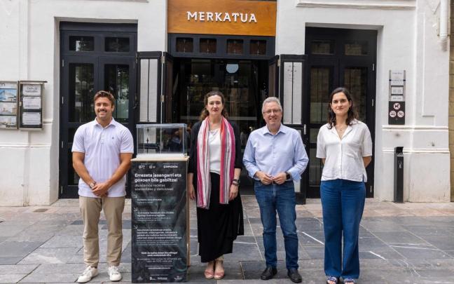 Inaxio Illarramendi, Begoña Rodríguez, José Ignacio Asensio y Paula Torán con la urna en el exterior del mercado de Zarautz.