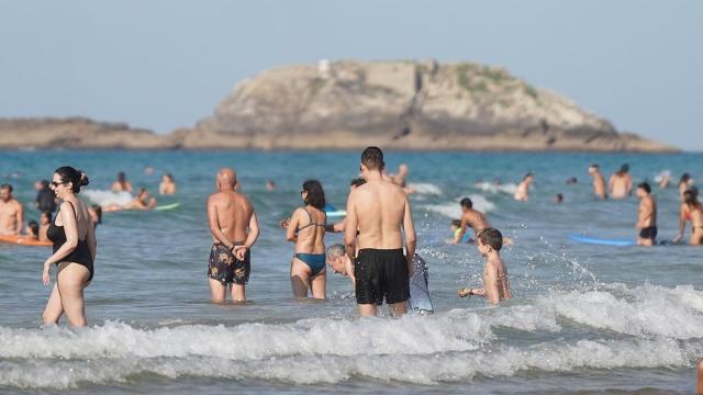 Gente bañándose en la playa de Zarautz el verano pasado.