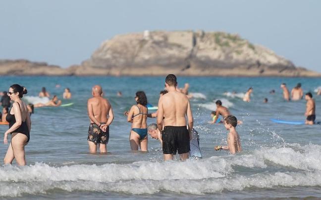 Gente bañándose en la playa de Zarautz el verano pasado.