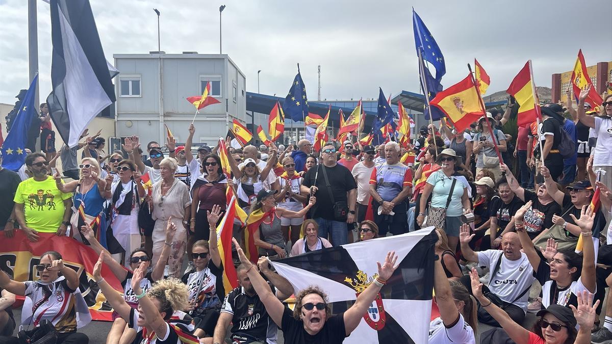 Cientos de ceutíes durante una manifestación en defensa de la españolidad de la ciudad y de su frontera.
