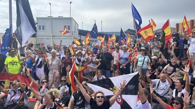 Cientos de ceutíes durante una manifestación en defensa de la españolidad de la ciudad y de su frontera.
