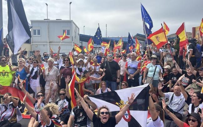 Cientos de ceutíes durante una manifestación en defensa de la españolidad de la ciudad y de su frontera.