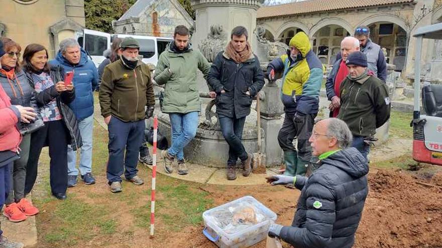 Gogora Institutuak eta Galdakaoko Udalak Pedro Asua miliziano galdakoztarraren gorpuzkia berreskuratu dute Jakako hilerriko hobi batetik