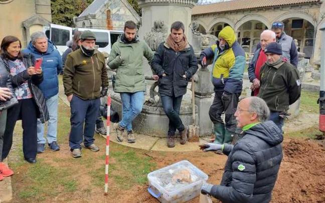 Gogora Institutuak eta Galdakaoko Udalak Pedro Asua miliziano galdakoztarraren gorpuzkia berreskuratu dute Jakako hilerriko hobi batetik