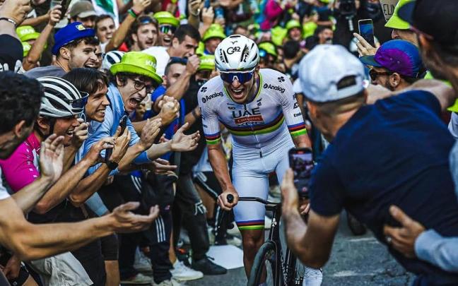 Tadej Pogacar rueda hacia su quinto Il Lombardia.
