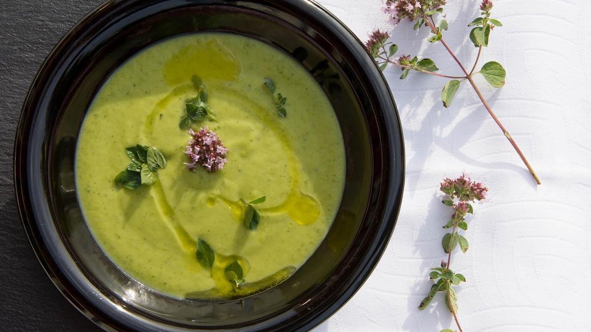La crema de calabacín y menta se prepara rápidamente y sin ser un chef experto.