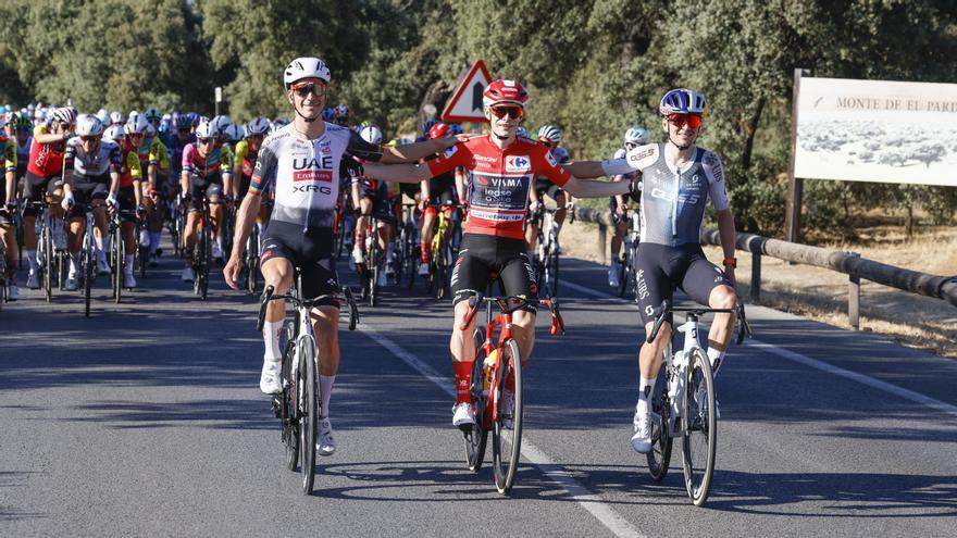 Almeida, segundo, Vingegaard, campeón, y Pidcock, tercero, el podio.