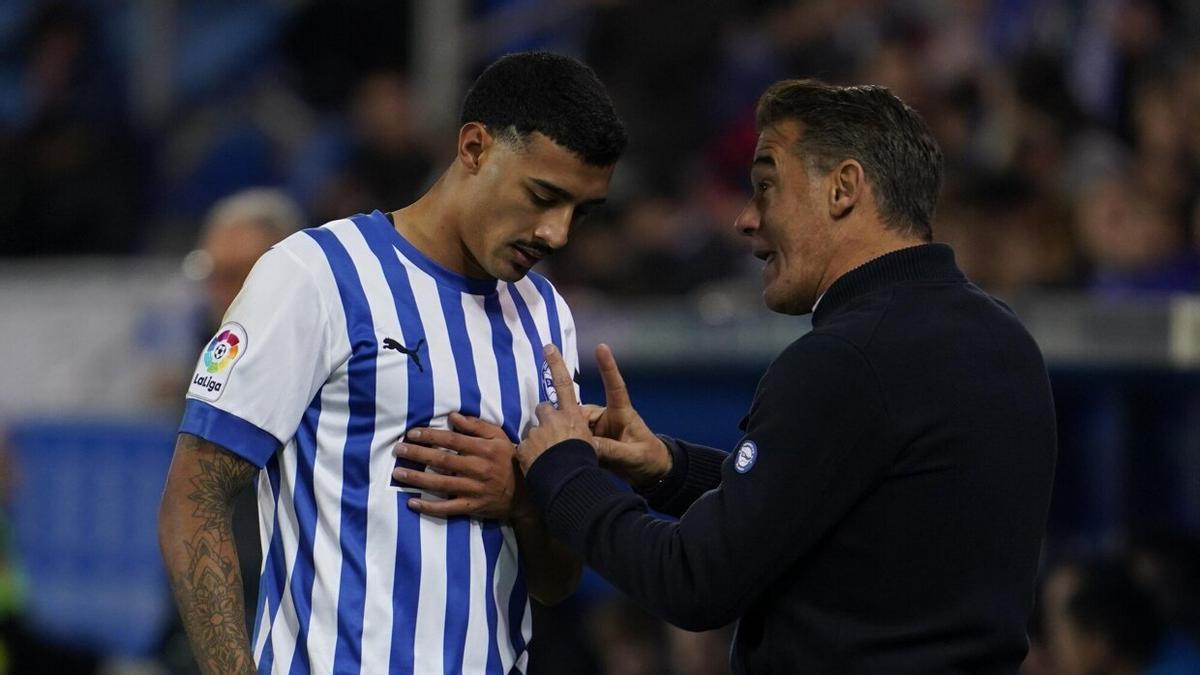 Benavídez recibe instrucciones por parte de Luis García durante un partido en Mendizorroza