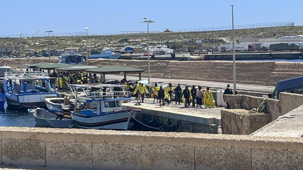 Varios inmigrantes llegados desde el norte de África desembarcan en Lampedusa.