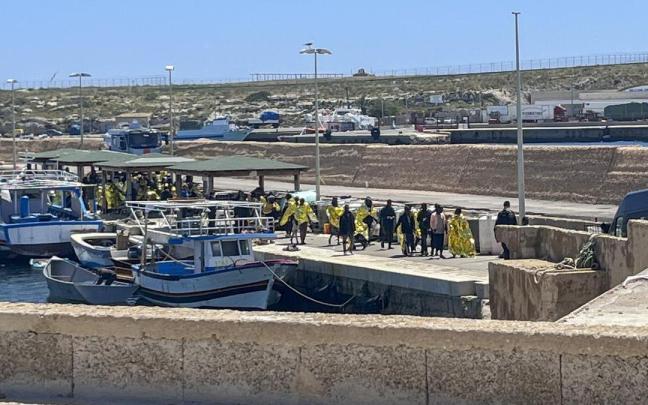 Varios inmigrantes llegados desde el norte de África desembarcan en Lampedusa.