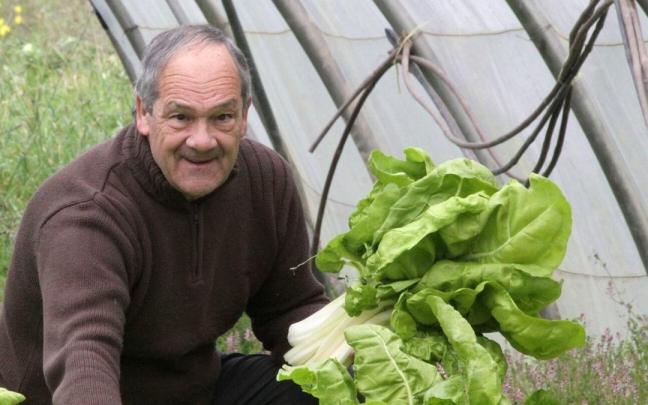 Peio Rubio en uno de los invernaderos del caserío Txillarre, en Elgoibar