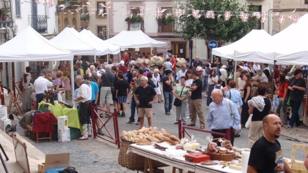 Venta de productos artesanales en la parte vieja en una edición anterior de las Euskal Jaiak de Zumaia.
