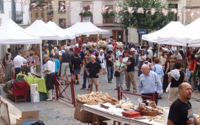 Venta de productos artesanales en la parte vieja en una edición anterior de las Euskal Jaiak de Zumaia. / N.G. Venta de productos artesanales en la parte vieja en una edición anterior de las Euskal Jaiak de Zumaia.