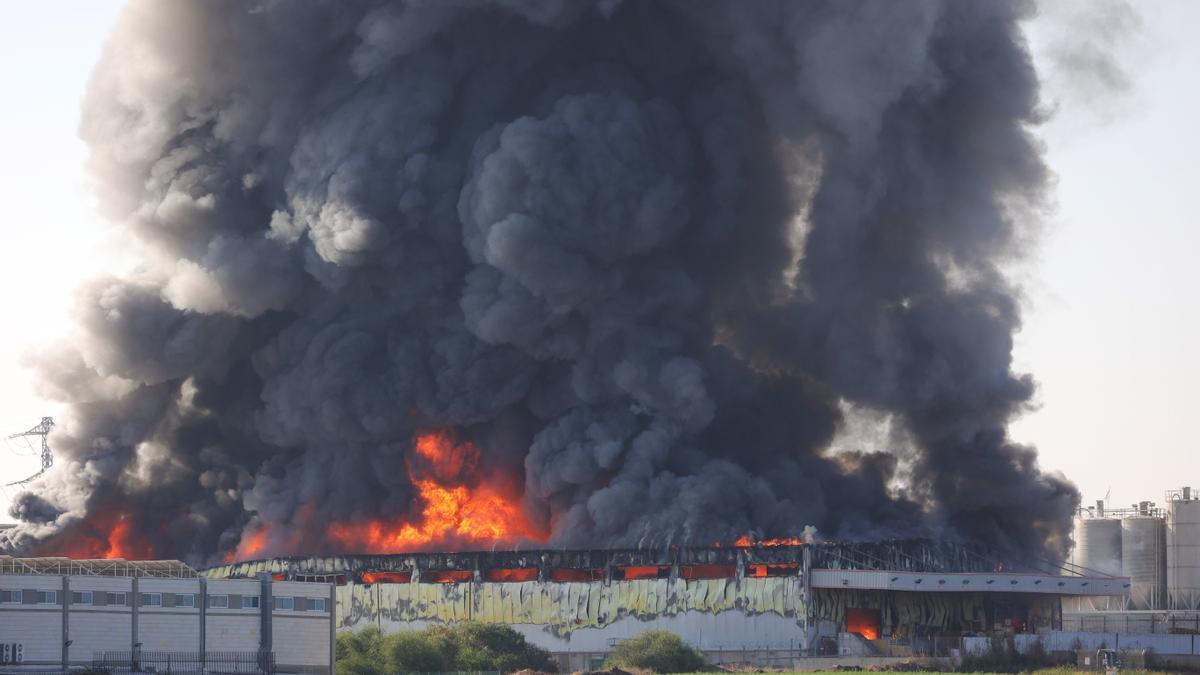 Un edificio en llamas en Israel tras el ataque de Hamás el 7 de octubre de 2023.