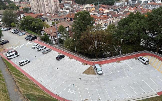Vista de la zona con las 50 nuevas plazas de estacionamientos habilitadas en Jardiñeta.