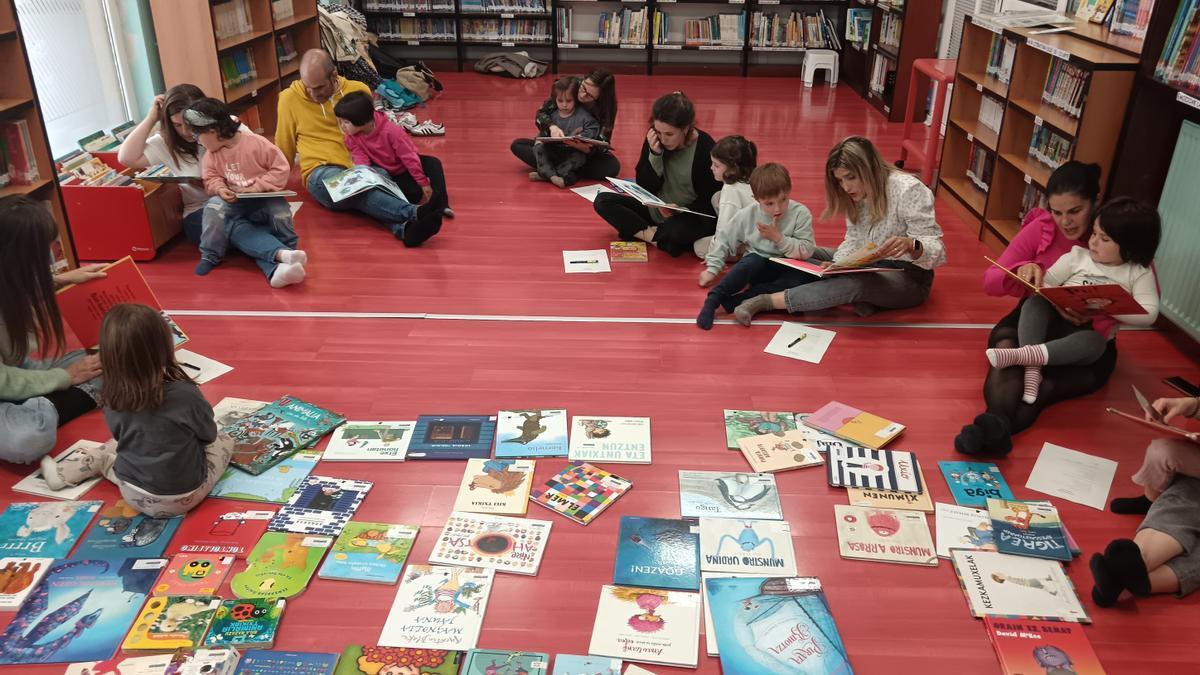 Una sesión de un club de lectura infantil en Beasain.