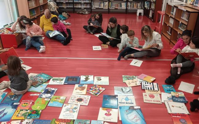 Una sesión de un club de lectura infantil en Beasain.