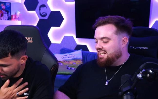 Agüero se lleva la mano al pecho ante la mirada de Ibai Llanos.