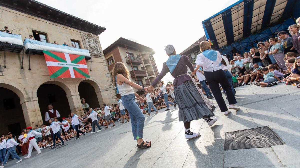 Udal korporazioaren eta bizilagun berrien soka-dantza