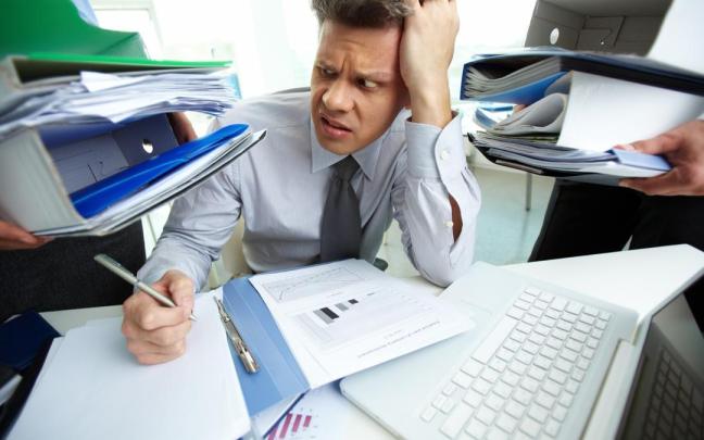 Un hombre desbordado por su obligaciones en el trabajo. / Freepik Un hombre desbordado por su obligaciones en el trabajo.