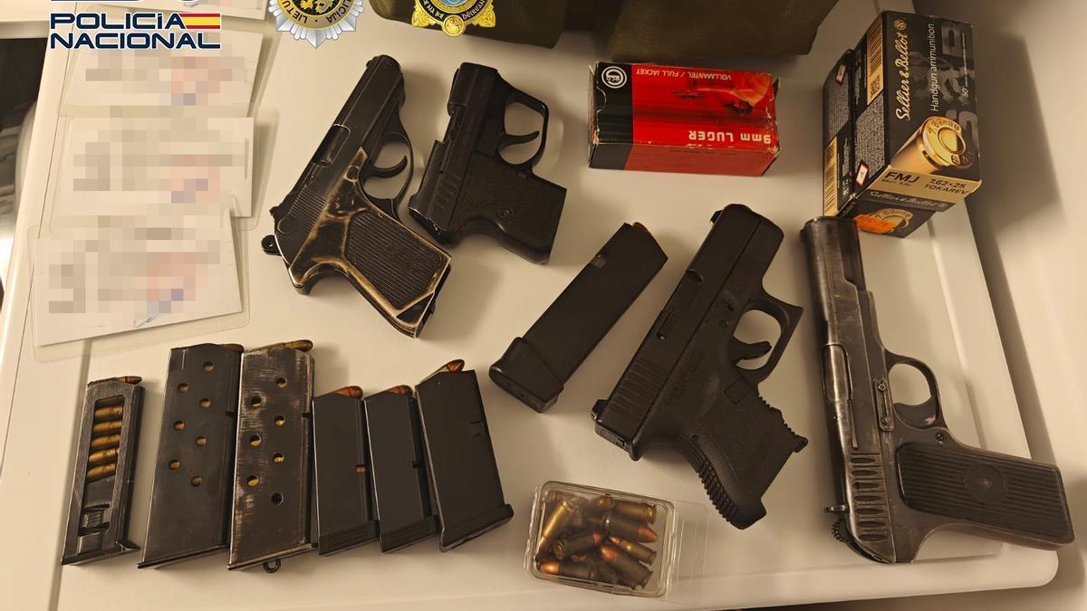 Armas incautadas por la Policía Nacional tras desarticular a la organización criminal vinculada al hallazgo de 16 toneladas de cocaína en el puerto de Hamburgo (Alemania)