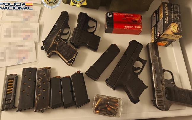 Armas incautadas por la Policía Nacional tras desarticular a la organización criminal vinculada al hallazgo de 16 toneladas de cocaína en el puerto de Hamburgo (Alemania) / Policía Nacional Armas incautadas por la Policía Nacional tras desarticular a la organización criminal vinculada al hallazgo de 16 toneladas de cocaína en el puerto de Hamburgo (Alemania)