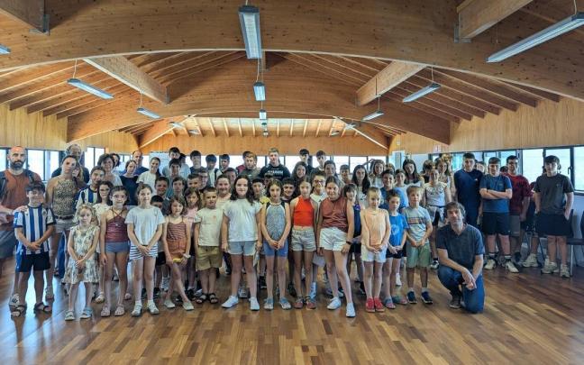 Los escolares posaron para la foto de grupo tras la presentación de sus iniciativas en Azpeitia.