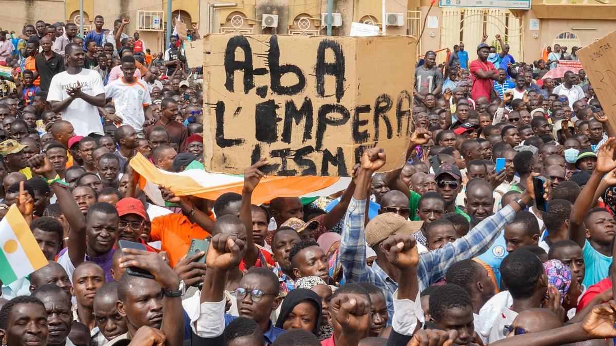 Un cartel con el mensaje "Abajo el imperialismo" en una manifestación progolpista en Níger.