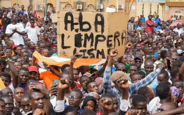Un cartel con el mensaje "Abajo el imperialismo" en una manifestación progolpista en Níger.