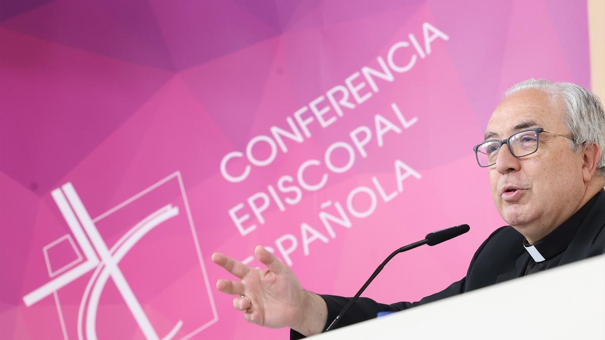 El secretario general de la CEE, Francisco César García Magán, durante una rueda de prensa, en la sede de la Conferencia Episcopal Española.