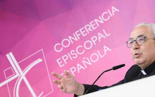 El secretario general de la CEE, Francisco César García Magán, durante una rueda de prensa, en la sede de la Conferencia Episcopal Española.