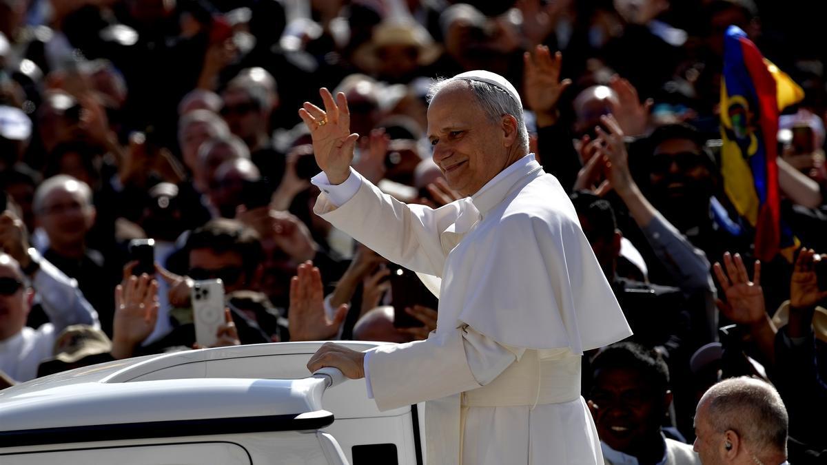El Papa León XIV recorre la plaza de San Pedro en Papamóvil.