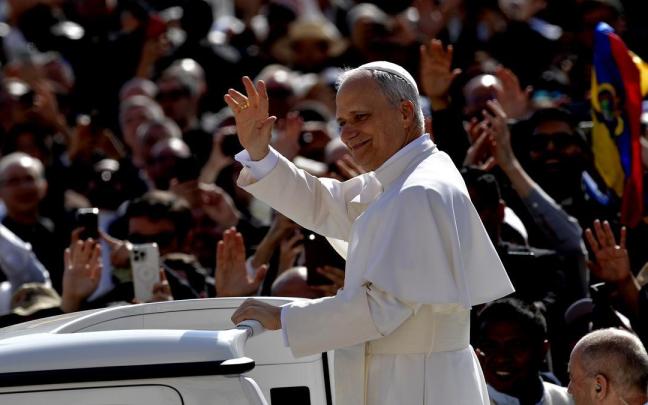 El Papa León XIV recorre la plaza de San Pedro en Papamóvil.