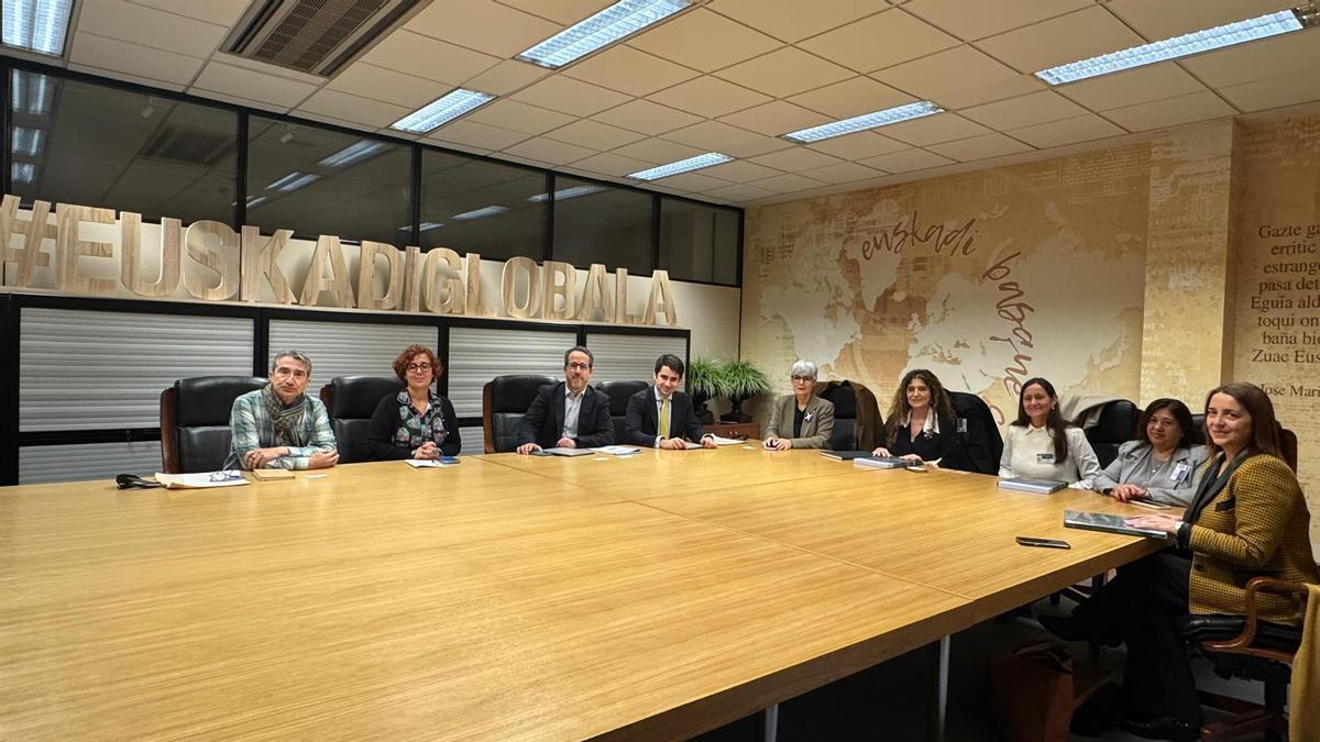 Argentinako ordezkaritza bat EAEn dago berdintasunaren aldeko eta indarkeria matxistaren aurkako politikak ezagutzeko.