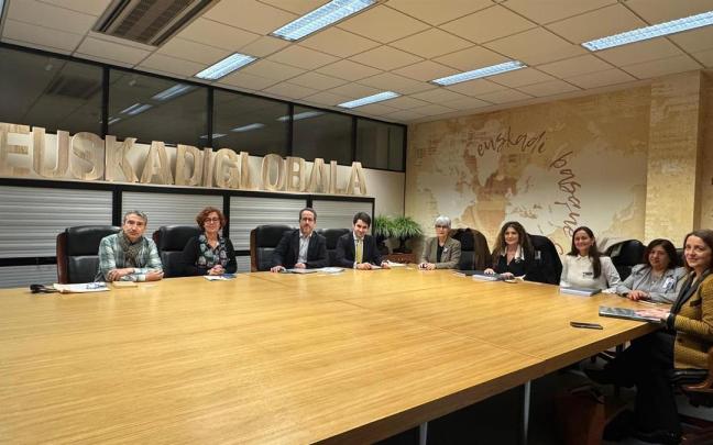 Argentinako ordezkaritza bat EAEn dago berdintasunaren aldeko eta indarkeria matxistaren aurkako politikak ezagutzeko.