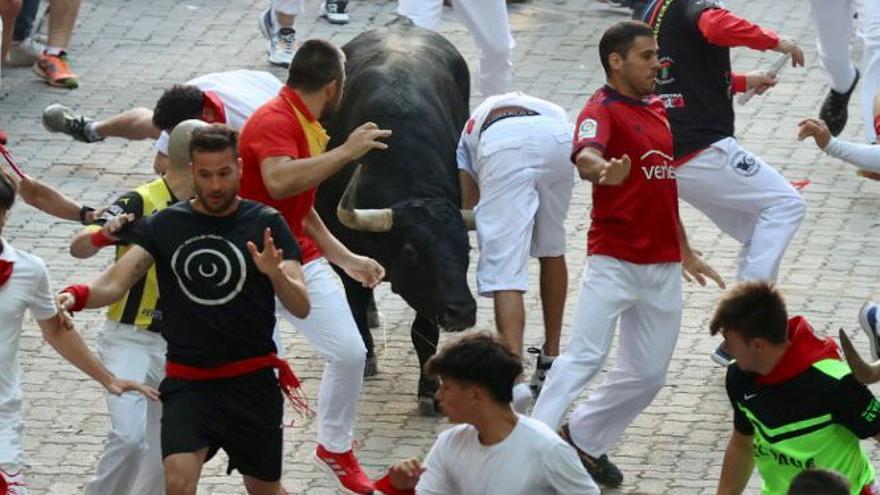 Fotos del séptimo encierro de San Fermín 2023 en Pamplona, con los Victoriano del Río, en 2'18''