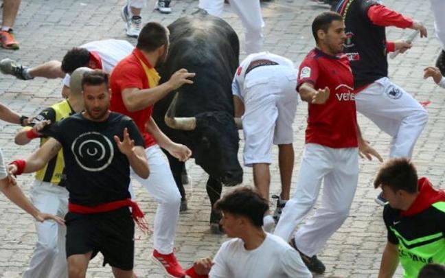 Fotos del séptimo encierro de San Fermín 2023 en Pamplona, con los Victoriano del Río, en 2'18'' Fotos del séptimo encierro de San Fermín 2023 en Pamplona, con los Victoriano del Río, en 2'18''