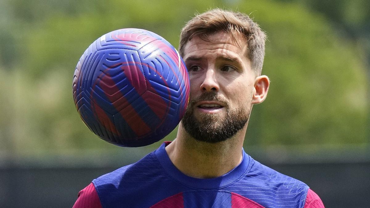 Iñigo Martínez, procedente del Athletic, durante su presentación como nuevo jugador del Barcelona.