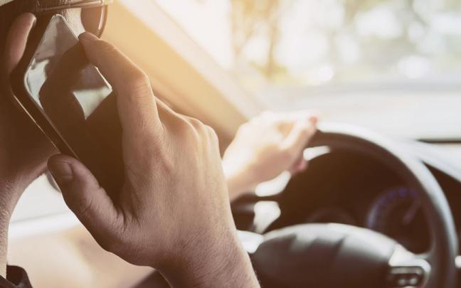 Un joven conduciendo un día de verano