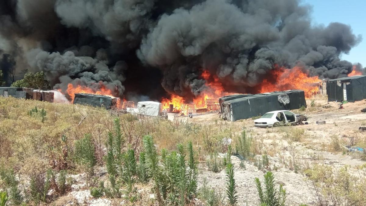 Incendio en una zona de infraviviendas en Palos de la Frontera.