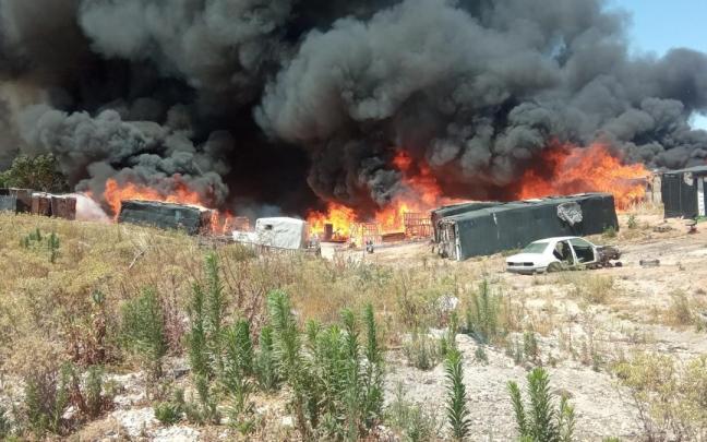 Incendio en una zona de infraviviendas en Palos de la Frontera.